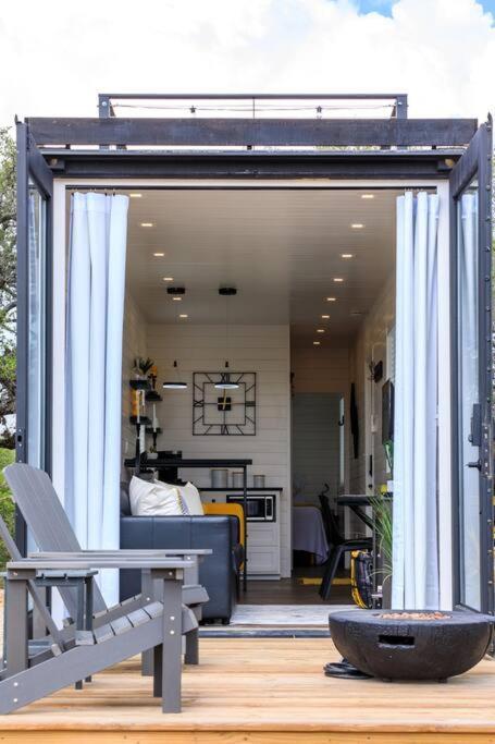 New The Yellow Beacon-Luxury Shipping Container Fredericksburg Exteriör bild