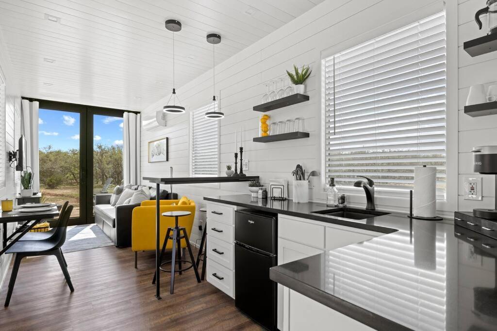 New The Yellow Beacon-Luxury Shipping Container Fredericksburg Exteriör bild