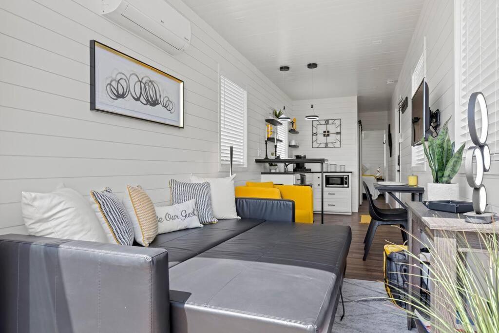 New The Yellow Beacon-Luxury Shipping Container Fredericksburg Exteriör bild