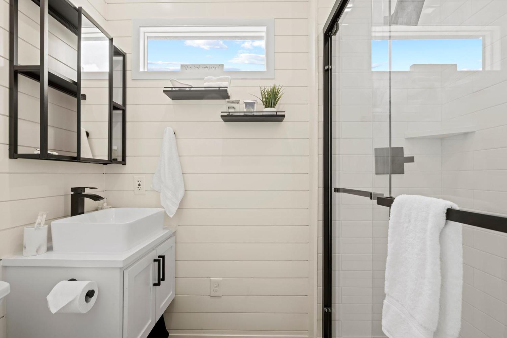New The Yellow Beacon-Luxury Shipping Container Fredericksburg Exteriör bild