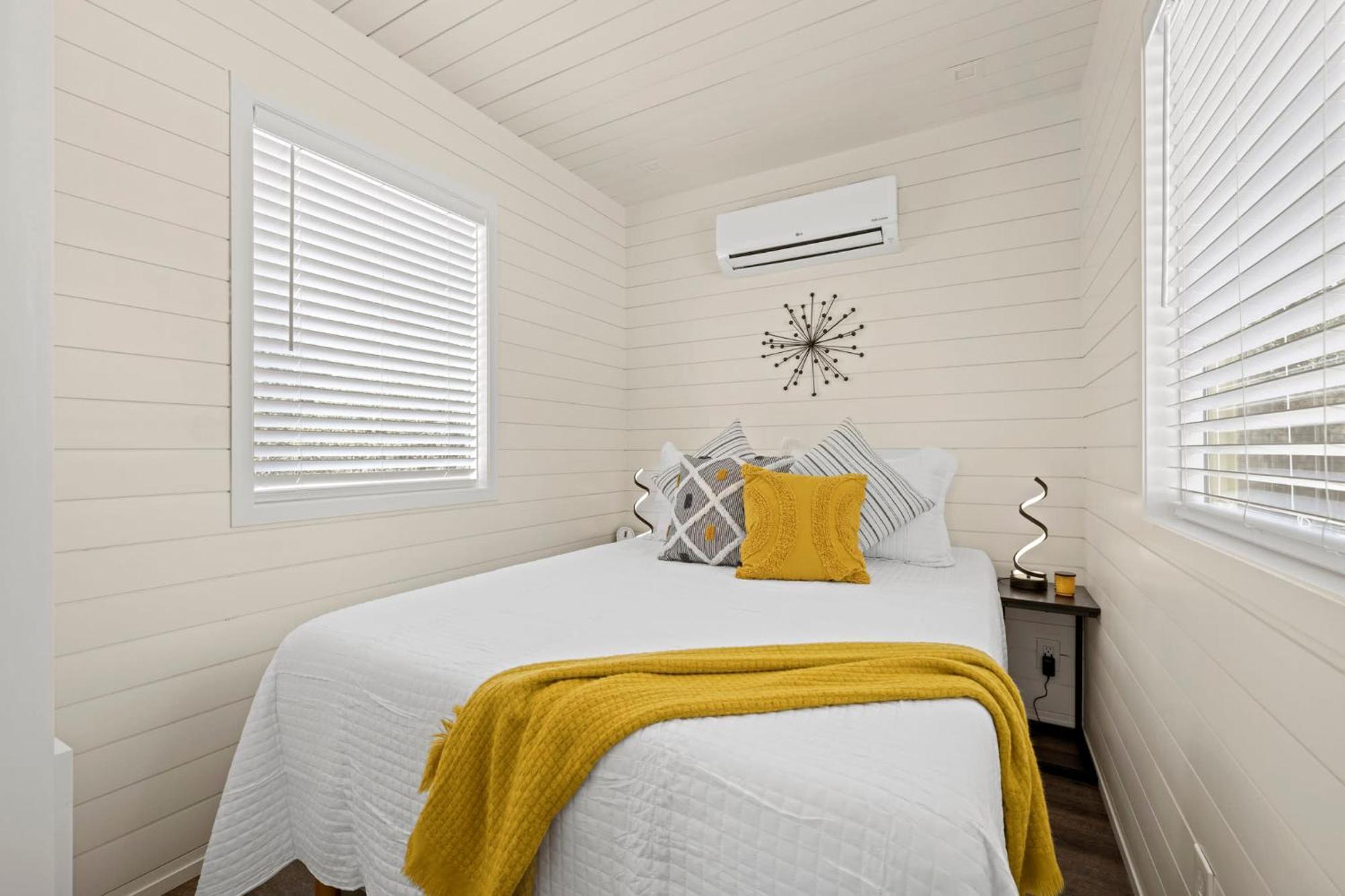 New The Yellow Beacon-Luxury Shipping Container Fredericksburg Exteriör bild